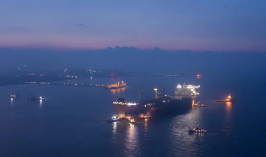 泛洲船务所属“幸运洋”轮承拖世界最大生产储油船FPSO“SEPETIBA”由南通开往天津